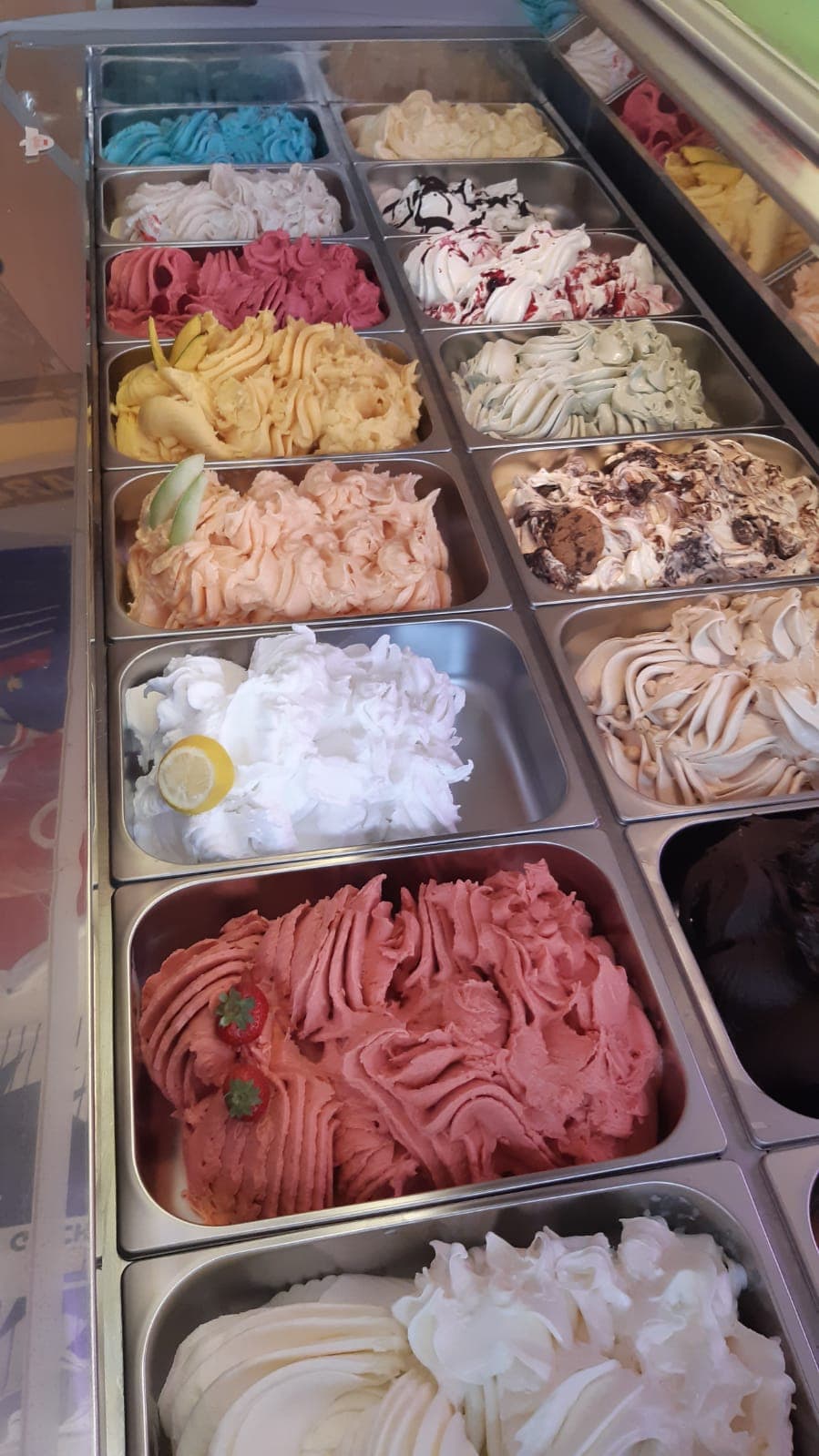 Unsere Eistheke mit über 20 frisch zubereiteten Eissorten