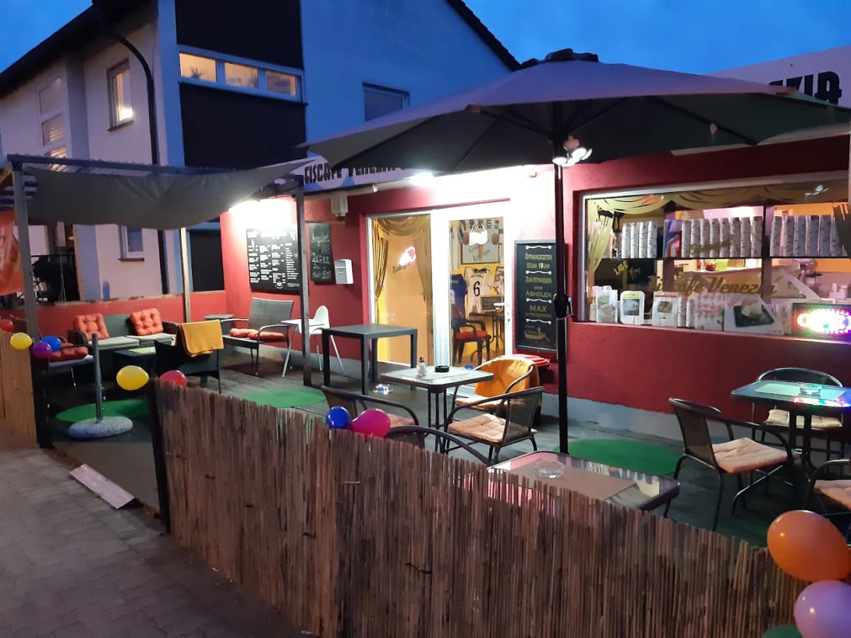 Abendliche Außenansicht des Eiscafe Venezia mit gemütlicher Beleuchtung
