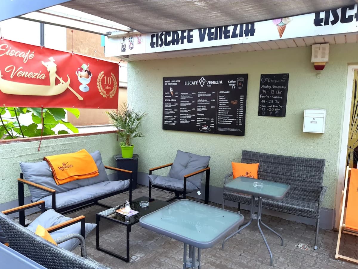 Gemütlicher Sitzbereich mit Loungemöbeln und dem 15-Jahre-Jubiläumsbanner